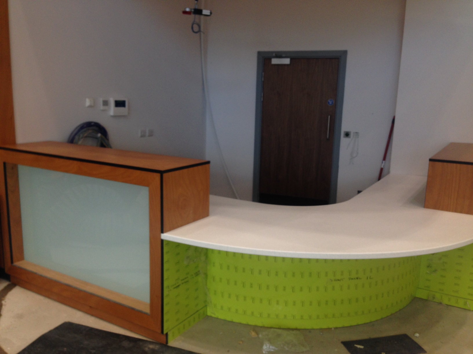 Curved-reception-installation